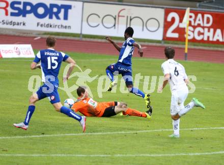 Fussball. Regionalliga. WAC Amateure gegen BW Linz. Rene Arno Robitsch (WAC),  Yusuf Olaitan Otubanjo (Linz). Wolfsberg, 16.8.2015.
Foto: Kuess
---
pressefotos, pressefotografie, kuess, qs, qspictures, sport, bild, bilder, bilddatenbank