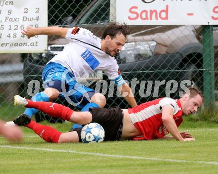 Fussball 1. Klasse C. Steuerberg gegen SGA Sirnitz. Tobias Konec,  (Steuerberg), Michael Golznig (Sirnitz). Steuerberg, am 8.8.2015.
Foto: Kuess
---
pressefotos, pressefotografie, kuess, qs, qspictures, sport, bild, bilder, bilddatenbank