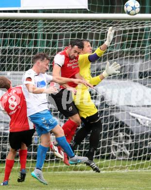 Fussball 1. Klasse C. Steuerberg gegen SGA Sirnitz. Lukas Rausch,  (Steuerberg), Herbert Ebner, Christian Fritzer (Sirnitz). Steuerberg, am 8.8.2015.
Foto: Kuess
---
pressefotos, pressefotografie, kuess, qs, qspictures, sport, bild, bilder, bilddatenbank