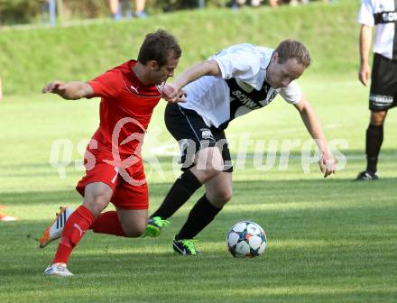 Fussball. Kaerntner Liga. Atus Ferlach gegen Kuehnsdorf. Martin Trattnig (Ferlach), Uros Roser (Kuehnsdorf).  Ferlach, 22.8.2015.
Foto: Kuess
---
pressefotos, pressefotografie, kuess, qs, qspictures, sport, bild, bilder, bilddatenbank