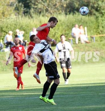 Fussball. Kaerntner Liga. Atus Ferlach gegen Kuehnsdorf. Martin Trattnig (Ferlach), Robert Matic (Kuehnsdorf).  Ferlach, 22.8.2015.
Foto: Kuess
---
pressefotos, pressefotografie, kuess, qs, qspictures, sport, bild, bilder, bilddatenbank