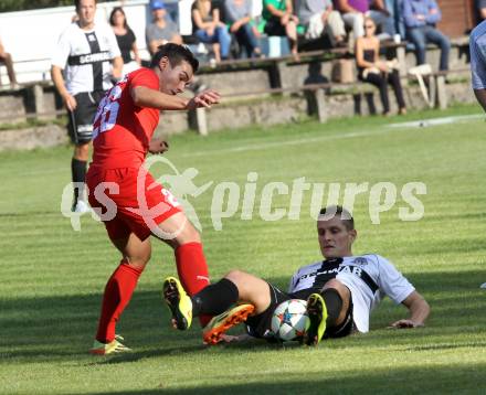 Fussball. Kaerntner Liga. Atus Ferlach gegen Kuehnsdorf. Martin Sustersic (Ferlach), Robert Matic (Kuehnsdorf).  Ferlach, 22.8.2015.
Foto: Kuess
---
pressefotos, pressefotografie, kuess, qs, qspictures, sport, bild, bilder, bilddatenbank