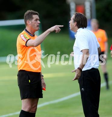 Fussball. Kaerntner Liga. Atus Ferlach gegen Kuehnsdorf. Trainer Richard Huber (Kuehnsdorf), Schiedsrichter Manfred Krassnitzer.  Ferlach, 22.8.2015.
Foto: Kuess
---
pressefotos, pressefotografie, kuess, qs, qspictures, sport, bild, bilder, bilddatenbank