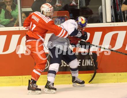 Eishockey Champions Hockey League. KAC gegen EHC Muenchen. Manuel Ganahl (KAC) Dominik Kahun (EHC Muenchen). Klagenfurt, am 23.8.2015.
Foto: Kuess
---
pressefotos, pressefotografie, kuess, qs, qspictures, sport, bild, bilder, bilddatenbank