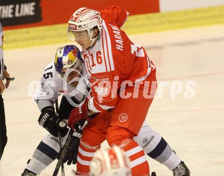 Eishockey Champions Hockey League. KAC gegen EHC Muenchen. Patrick Harand (KAC), Jason Jaffray (EHC Muenchen). Klagenfurt, am 23.8.2015.
Foto: Kuess
---
pressefotos, pressefotografie, kuess, qs, qspictures, sport, bild, bilder, bilddatenbank