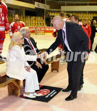 Eishockey. KAC. Mannschaftsfototermin. Hellmuth Reichel, Heidi Horten, Trainer Doug Mason. Klagenfurt, 25.8.2015.
Foto: Kuess
---
pressefotos, pressefotografie, kuess, qs, qspictures, sport, bild, bilder, bilddatenbank