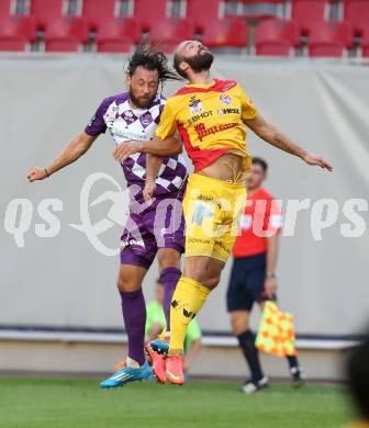 Fussball Sky go Erste Liga. SK Austria Klagenfurt gegen KSV 1919.  Matthias Sereinig, (Klagenfurt), Sergi Arimani  (KSV). Klagenfurt, am 28.8.2015.
Foto: Kuess
---
pressefotos, pressefotografie, kuess, qs, qspictures, sport, bild, bilder, bilddatenbank