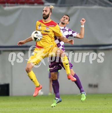 Fussball Sky go Erste Liga. SK Austria Klagenfurt gegen KSV 1919.  Manuel Wallner,  (Klagenfurt), Sergi Arimany (KSV). Klagenfurt, am 28.8.2015.
Foto: Kuess
---
pressefotos, pressefotografie, kuess, qs, qspictures, sport, bild, bilder, bilddatenbank