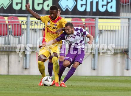 Fussball Sky go Erste Liga. SK Austria Klagenfurt gegen KSV 1919.  Ali Hamdemir,  (Klagenfurt), Imbongo Boele Dimitry (KSV). Klagenfurt, am 28.8.2015.
Foto: Kuess
---
pressefotos, pressefotografie, kuess, qs, qspictures, sport, bild, bilder, bilddatenbank