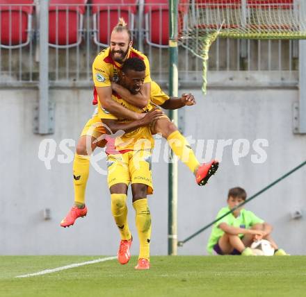 Fussball Sky go Erste Liga. SK Austria Klagenfurt gegen KSV 1919.  Torjubel Imbongo Boele Dimitry, Sergi Arimani  (KSV). Klagenfurt, am 28.8.2015.
Foto: Kuess
---
pressefotos, pressefotografie, kuess, qs, qspictures, sport, bild, bilder, bilddatenbank