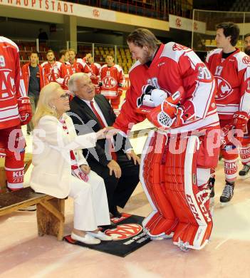 Eishockey. KAC. Mannschaftsfototermin. Hellmuth Reichel, Heidi Horten, Rene Swette. Klagenfurt, 25.8.2015.
Foto: Kuess
---
pressefotos, pressefotografie, kuess, qs, qspictures, sport, bild, bilder, bilddatenbank