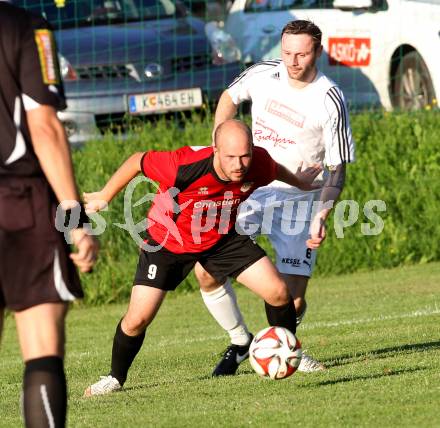 Fussball. Kaerntner Liga. Maria Saal gegen Gmuend. Daniel Barrazutti (Maria Saal), Philipp Platzer (Gmuend). Maria Saal, 29.8.2015.
Foto: Kuess
---
pressefotos, pressefotografie, kuess, qs, qspictures, sport, bild, bilder, bilddatenbank