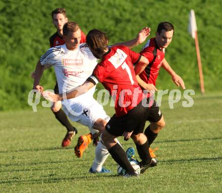 Fussball. Kaerntner Liga. Maria Saal gegen Gmuend. Roland Krenn (Maria Saal), Kevin Matthias Winkler (Gmuend). Maria Saal, 29.8.2015.
Foto: Kuess
---
pressefotos, pressefotografie, kuess, qs, qspictures, sport, bild, bilder, bilddatenbank