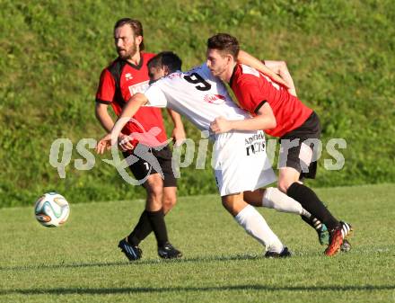 Fussball. Kaerntner Liga. Maria Saal gegen Gmuend. Roland Krenn, Sebastian Kaiser (Maria Saal), Marco Moser (Gmuend). Maria Saal, 29.8.2015.
Foto: Kuess
---
pressefotos, pressefotografie, kuess, qs, qspictures, sport, bild, bilder, bilddatenbank