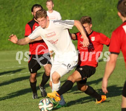 Fussball. Kaerntner Liga. Maria Saal gegen Gmuend. Johannes Georg Zebedin (Maria Saal), Domenik Steiner (Gmuend). Maria Saal, 29.8.2015.
Foto: Kuess
---
pressefotos, pressefotografie, kuess, qs, qspictures, sport, bild, bilder, bilddatenbank