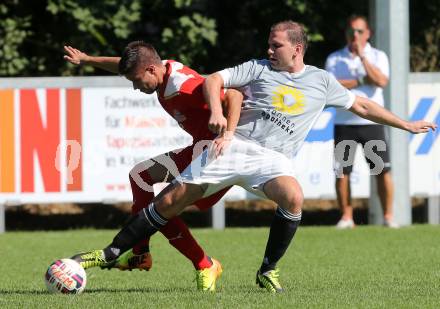 Fussball Unterliga Ost. KAC 1909 gegen Woelfnitz. Dejan Zadnikar,  (KAC), Stefan Maurer (Woelfnitz). Klagenfurt, am 29.8.2015.
Foto: Kuess
---
pressefotos, pressefotografie, kuess, qs, qspictures, sport, bild, bilder, bilddatenbank