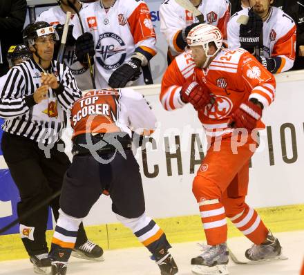 Eishockey Champions Hockey League. KAC gegen HC Kosice. Thomas Poeck, (KAC), Bicek Jiri  (HC Kosice). Klagenfurt, am 30.8.2015.
Foto: Kuess
---
pressefotos, pressefotografie, kuess, qs, qspictures, sport, bild, bilder, bilddatenbank