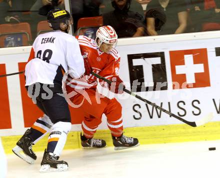 Eishockey Champions Hockey League. KAC gegen HC Kosice. Manuel Ganahl, (KAC),  Juraj Cebak  (HC Kosice). Klagenfurt, am 30.8.2015.
Foto: Kuess
---
pressefotos, pressefotografie, kuess, qs, qspictures, sport, bild, bilder, bilddatenbank