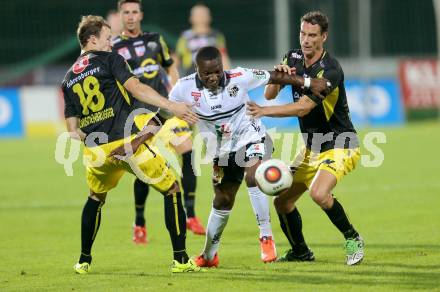 Fussball tipico Bundesliga. RZ Pellets WAC gegen Cashpoint SCR Altach. Issiaka Ouedraogo,  (WAC), Jan Zwischenbrugger, Alexander Poellhuber (Altach). Wolfsberg, am 30.8.2015.
Foto: Kuess
---
pressefotos, pressefotografie, kuess, qs, qspictures, sport, bild, bilder, bilddatenbank