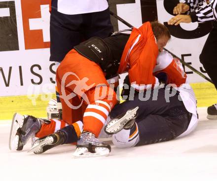 Eishockey Champions Hockey League. KAC gegen HC Kosice. Thomas Poeck,  (KAC), Martin Strbak (HC Kosice). Klagenfurt, am 30.8.2015.
Foto: Kuess
---
pressefotos, pressefotografie, kuess, qs, qspictures, sport, bild, bilder, bilddatenbank