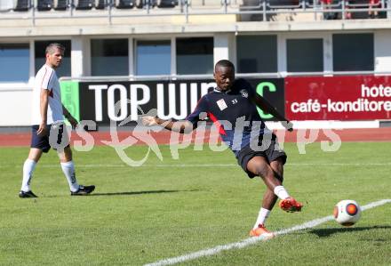 Fussball Bundesliga. Training WAC. Trainer Dietmar Kuehbauer, Issiaka Ouedraogo. Wolfsberg, am 29.8.2015.
Foto: Kuess
---
pressefotos, pressefotografie, kuess, qs, qspictures, sport, bild, bilder, bilddatenbank