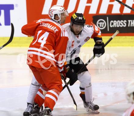 Eishockey Champions Hockey League. KAC gegen HC Kosice. Jamie Lundmark,  (KAC), Richard Lelkes (HC Kosice). Klagenfurt, am 30.8.2015.
Foto: Kuess
---
pressefotos, pressefotografie, kuess, qs, qspictures, sport, bild, bilder, bilddatenbank