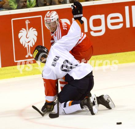 Eishockey Champions Hockey League. KAC gegen HC Kosice. Steven Strong,  (KAC), Tomas Hrnka (HC Kosice). Klagenfurt, am 30.8.2015.
Foto: Kuess
---
pressefotos, pressefotografie, kuess, qs, qspictures, sport, bild, bilder, bilddatenbank