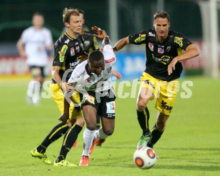 Fussball tipico Bundesliga. RZ Pellets WAC gegen Cashpoint SCR Altach. Issiaka Ouedraogo,  (WAC), Jan Zwischenbrugger, Alexander Poellhuber (Altach). Wolfsberg, am 30.8.2015.
Foto: Kuess
---
pressefotos, pressefotografie, kuess, qs, qspictures, sport, bild, bilder, bilddatenbank