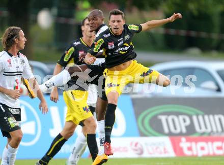 Fussball tipico Bundesliga. RZ Pellets WAC gegen Cashpoint SCR Altach. De Oliveira Silvio Carlos,  (WAC),  Felix Roth (Altach). Wolfsberg, am 30.8.2015.
Foto: Kuess
---
pressefotos, pressefotografie, kuess, qs, qspictures, sport, bild, bilder, bilddatenbank