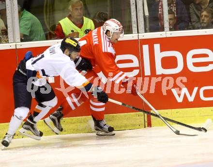 Eishockey Champions Hockey League. KAC gegen HC Kosice.  Jamie Lundmark, (KAC), Eduard Sedivy (HC Kosice). Klagenfurt, am 30.8.2015.
Foto: Kuess
---
pressefotos, pressefotografie, kuess, qs, qspictures, sport, bild, bilder, bilddatenbank