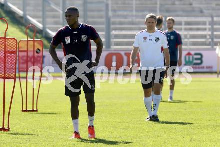 Fussball Bundesliga. Training WAC. Issiaka Ouedraogo, Trainer Dietmar Kuehbauer. Wolfsberg, am 29.8.2015.
Foto: Kuess
---
pressefotos, pressefotografie, kuess, qs, qspictures, sport, bild, bilder, bilddatenbank