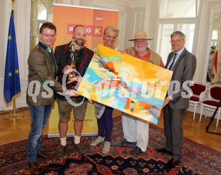 EBEL Eishockey Bundesliga. Wahl zum Eishockeysuperstar 2015. Max Strohmaier, Gerhard Unterluggauer (VSV), Karin Bernhard, Bernd Svetnik, Peter Kaiser. Klagenfurt, 10.9.2015. 
Foto: Kuess
---
pressefotos, pressefotografie, kuess, qs, qspictures, sport, bild, bilder, bilddatenbank