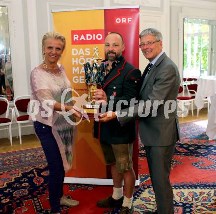 EBEL Eishockey Bundesliga. Wahl zum Eishockeysuperstar 2015. Karin Bernhard, Gerhard Unterluggauer (VSV), Peter Kaiser. Klagenfurt, 10.9.2015. Foto: Kuess
---
pressefotos, pressefotografie, kuess, qs, qspictures, sport, bild, bilder, bilddatenbank