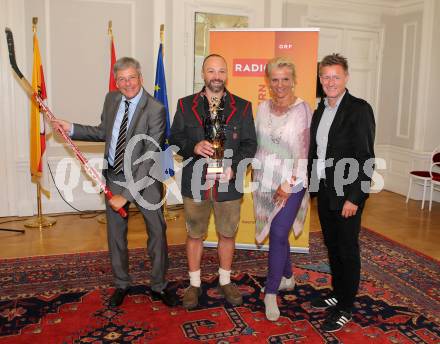 EBEL Eishockey Bundesliga. Wahl zum Eishockeysuperstar 2015.  Peter Kaiser, Gerhard Unterluggauer (VSV), Karin Bernhard, Arno Arthofer. Klagenfurt, 10.9.2015. 
Foto: Kuess
---
pressefotos, pressefotografie, kuess, qs, qspictures, sport, bild, bilder, bilddatenbank