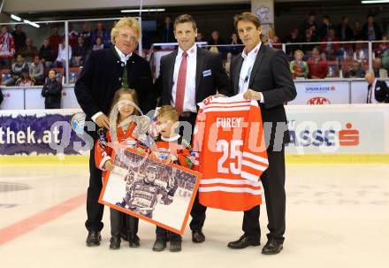 EBEL. Eishockey Bundesliga. KAC gegen Fehervar AV 19. Ehrung Kirk Furey. Krenn, Kirk Furey, Oliver Pilloni, Kinder. Klagenfurt, am 11.9.2015.
Foto: Kuess

---
pressefotos, pressefotografie, kuess, qs, qspictures, sport, bild, bilder, bilddatenbank