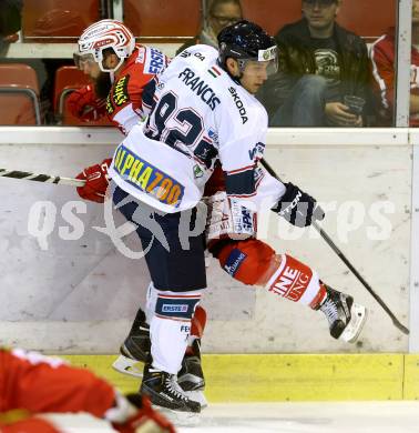 EBEL. Eishockey Bundesliga. KAC gegen Fehervar AV 19. Martin Schumnig, (KAC), Chris Francis (Alba Volan). Klagenfurt, am 11.9.2015.
Foto: Kuess

---
pressefotos, pressefotografie, kuess, qs, qspictures, sport, bild, bilder, bilddatenbank