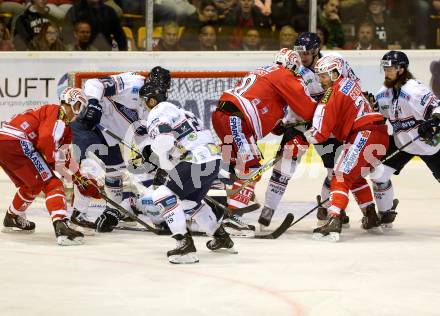 EBEL. Eishockey Bundesliga. KAC gegen Fehervar AV 19. Manuel Geier, Oliver Setzinger, Jonas Nordquist, (KAC), Andras Benk, Ladislav Sikorcin (Alba Volan). Klagenfurt, am 11.9.2015.
Foto: Kuess

---
pressefotos, pressefotografie, kuess, qs, qspictures, sport, bild, bilder, bilddatenbank