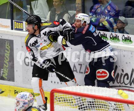 EBEL. Eishockey Bundesliga. EC VSV gegen Dornbirner Eishockey Club.  Mark Santorelli, (VSV), Nicholas Crawford (Dornbirn). Villach, am 12.9.2015.
Foto: Kuess 


---
pressefotos, pressefotografie, kuess, qs, qspictures, sport, bild, bilder, bilddatenbank