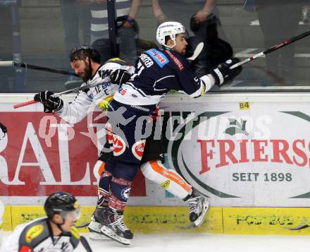 EBEL. Eishockey Bundesliga. EC VSV gegen Dornbirner Eishockey Club.  Eric Hunter, (VSV), Nicholas Petrik  (Dornbirn). Villach, am 12.9.2015.
Foto: Kuess 


---
pressefotos, pressefotografie, kuess, qs, qspictures, sport, bild, bilder, bilddatenbank