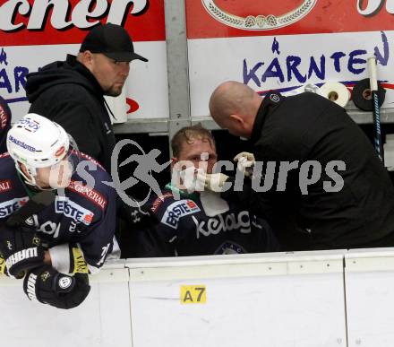 EBEL. Eishockey Bundesliga. EC VSV gegen Dornbirner Eishockey Club.  Dustin Johner verletzt (VSV). Villach, am 12.9.2015.
Foto: Kuess 


---
pressefotos, pressefotografie, kuess, qs, qspictures, sport, bild, bilder, bilddatenbank