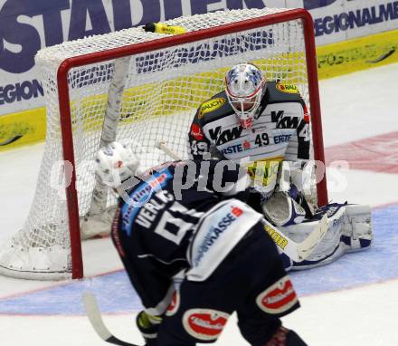 EBEL. Eishockey Bundesliga. EC VSV gegen Dornbirner Eishockey Club.  Miha Verlic,  (VSV), Florian Hardy (Dornbirn). Villach, am 12.9.2015.
Foto: Kuess 


---
pressefotos, pressefotografie, kuess, qs, qspictures, sport, bild, bilder, bilddatenbank