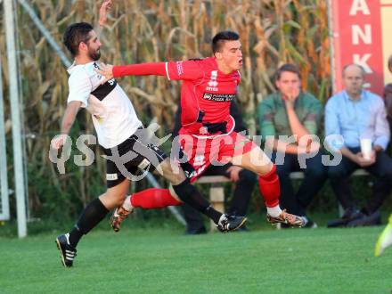 Fussball Kaerntner Liga. Kuehnsdorf gegen SAK. Mario Simon (Kuehnsdorf), Tadej Zagar Knez (SAK). Kuehnsdorf, am 12.9.2015.
Foto: Kuess
---
pressefotos, pressefotografie, kuess, qs, qspictures, sport, bild, bilder, bilddatenbank