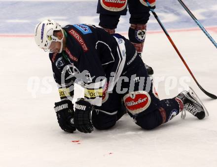 EBEL. Eishockey Bundesliga. EC VSV gegen Dornbirner Eishockey Club.  Dustin Johner verletzt (VSV). Villach, am 12.9.2015.
Foto: Kuess 


---
pressefotos, pressefotografie, kuess, qs, qspictures, sport, bild, bilder, bilddatenbank