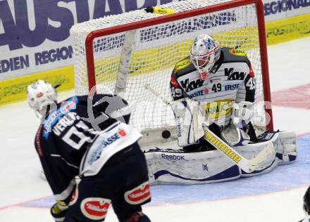 EBEL. Eishockey Bundesliga. EC VSV gegen Dornbirner Eishockey Club.  Miha Verlic,  (VSV), Florian Hardy (Dornbirn). Villach, am 12.9.2015.
Foto: Kuess 


---
pressefotos, pressefotografie, kuess, qs, qspictures, sport, bild, bilder, bilddatenbank