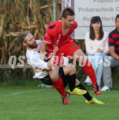 Fussball Kaerntner Liga. Kuehnsdorf gegen SAK. Helmut Schwab,  (Kuehnsdorf), Patrick Lausegger (SAK). Kuehnsdorf, am 12.9.2015.
Foto: Kuess
---
pressefotos, pressefotografie, kuess, qs, qspictures, sport, bild, bilder, bilddatenbank