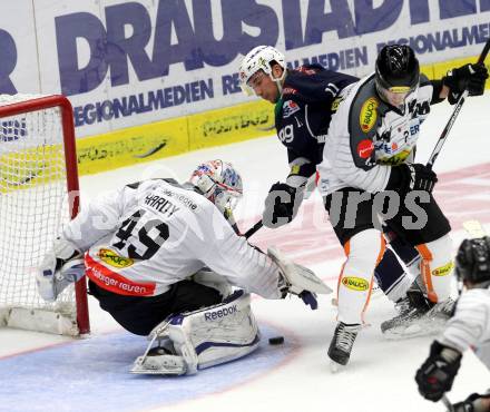 EBEL. Eishockey Bundesliga. EC VSV gegen Dornbirner Eishockey Club.  Mark Santorelli, (VSV), Florian Hardy (Dornbirn). Villach, am 12.9.2015.
Foto: Kuess 


---
pressefotos, pressefotografie, kuess, qs, qspictures, sport, bild, bilder, bilddatenbank