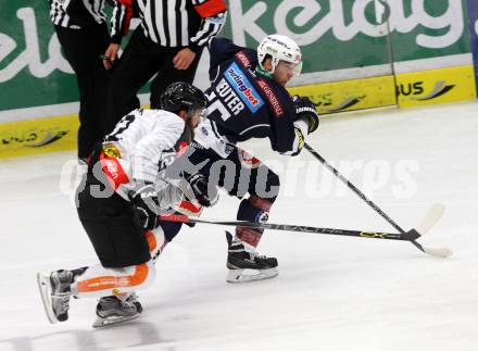 EBEL. Eishockey Bundesliga. EC VSV gegen Dornbirner Eishockey Club.  David Kreuter, (VSV), Nikolas Petrik (Dornbirn). Villach, am 12.9.2015.
Foto: Kuess 


---
pressefotos, pressefotografie, kuess, qs, qspictures, sport, bild, bilder, bilddatenbank