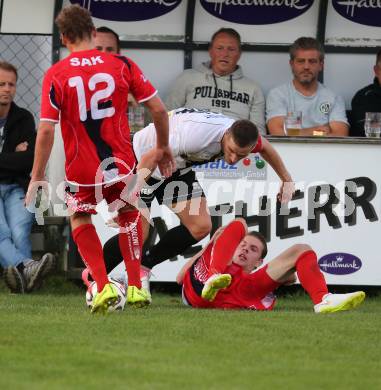 Fussball Kaerntner Liga. Kuehnsdorf gegen SAK. Robert Matic, (Kuehnsdorf),  Rafael Fabian Lerchster  (SAK). Kuehnsdorf, am 12.9.2015.
Foto: Kuess
---
pressefotos, pressefotografie, kuess, qs, qspictures, sport, bild, bilder, bilddatenbank