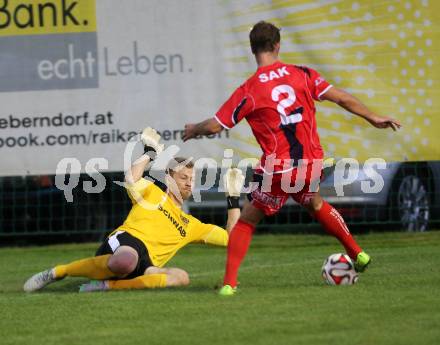 Fussball Kaerntner Liga. Kuehnsdorf gegen SAK. Markus Glaenzer,  (Kuehnsdorf), Marjan Kropiunik (SAK). Kuehnsdorf, am 12.9.2015.
Foto: Kuess
---
pressefotos, pressefotografie, kuess, qs, qspictures, sport, bild, bilder, bilddatenbank