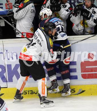 EBEL. Eishockey Bundesliga. EC VSV gegen Dornbirner Eishockey Club.  Markus Schlacher,  (VSV), Martin Grabher Meier (Dornbirn). Villach, am 12.9.2015.
Foto: Kuess 


---
pressefotos, pressefotografie, kuess, qs, qspictures, sport, bild, bilder, bilddatenbank